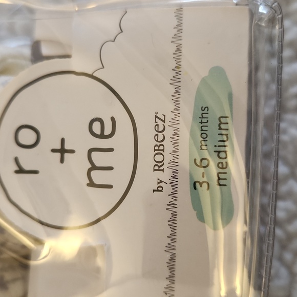 Robeez baby socks booties with snaps - Picture 2 of 5